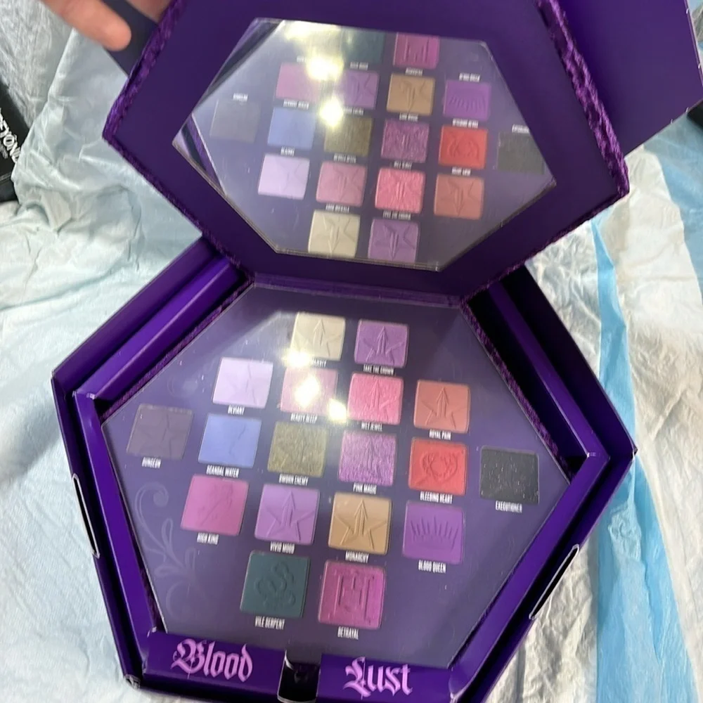Jeffree Star  Blood Lust Artistry Palette high end jewelry box velvet and gold